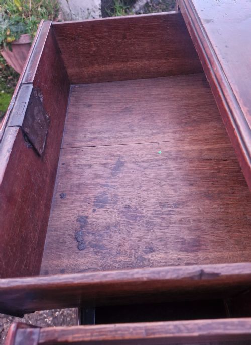 EARLY 18TH RED WALNUT CHEST OF DRAWERS - ADDITIONAL PHOTO 2