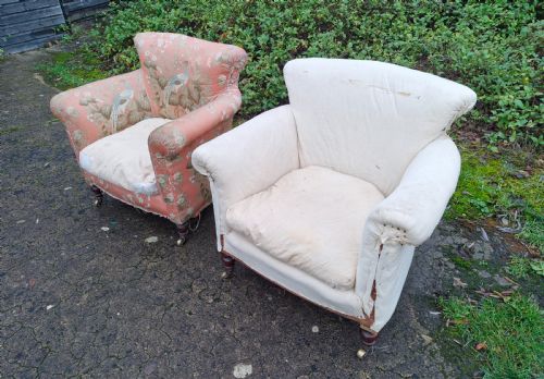 PAIR OF HOWARD STYLE WOODSTOCK UPHOLSTERED ARMCHAIRS - ADDITIONAL PHOTO 4