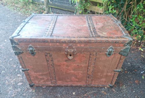 VICTORIAN RIVETED WOOD AND LEATHER TRAVELLING TRUNK - ADDITIONAL PHOTO 2
