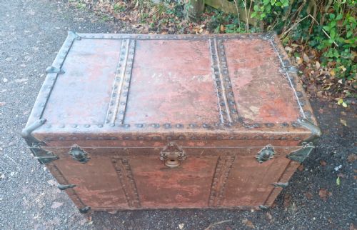 VICTORIAN RIVETED WOOD AND LEATHER TRAVELLING TRUNK - ADDITIONAL PHOTO 3