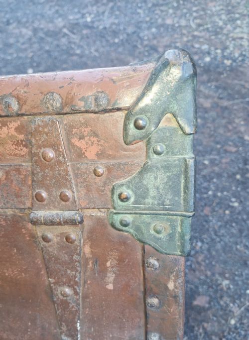 VICTORIAN RIVETED WOOD AND LEATHER TRAVELLING TRUNK - ADDITIONAL PHOTO 4