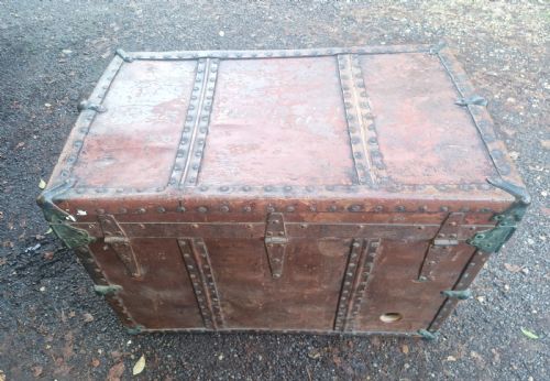 VICTORIAN RIVETED WOOD AND LEATHER TRAVELLING TRUNK - ADDITIONAL PHOTO 5
