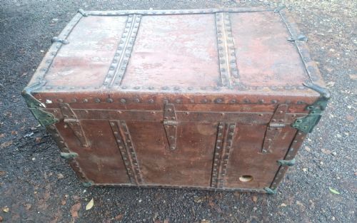VICTORIAN RIVETED WOOD AND LEATHER TRAVELLING TRUNK - ADDITIONAL PHOTO 6