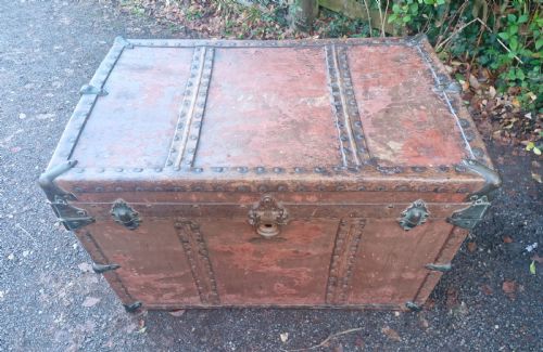 VICTORIAN RIVETED WOOD AND LEATHER TRAVELLING TRUNK - ADDITIONAL PHOTO 7