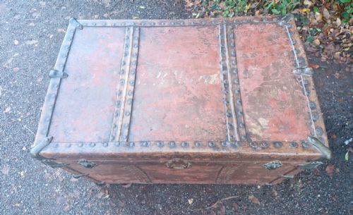 VICTORIAN RIVETED WOOD AND LEATHER TRAVELLING TRUNK - ADDITIONAL PHOTO 8