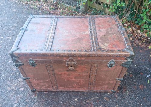 VICTORIAN RIVETED WOOD AND LEATHER TRAVELLING TRUNK - ADDITIONAL PHOTO 9
