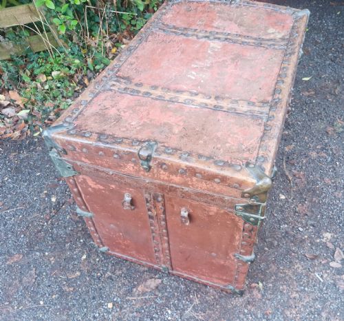 VICTORIAN RIVETED WOOD AND LEATHER TRAVELLING TRUNK - ADDITIONAL PHOTO 10