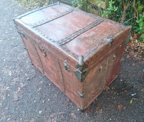 VICTORIAN RIVETED WOOD AND LEATHER TRAVELLING TRUNK - ADDITIONAL PHOTO 11