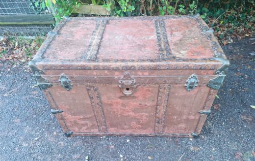 VICTORIAN RIVETED WOOD AND LEATHER TRAVELLING TRUNK - ADDITIONAL PHOTO 12