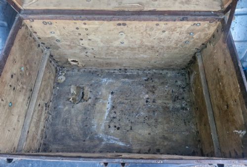 VICTORIAN RIVETED WOOD AND LEATHER TRAVELLING TRUNK - ADDITIONAL PHOTO 15