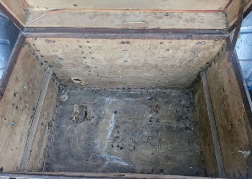 VICTORIAN RIVETED WOOD AND LEATHER TRAVELLING TRUNK - ADDITIONAL PHOTO 16