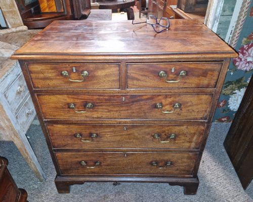 NEAT GEORGIAN MAHOGANY CHEST OF DRAWERS OF SMALL SIZE - ADDITIONAL PHOTO 6