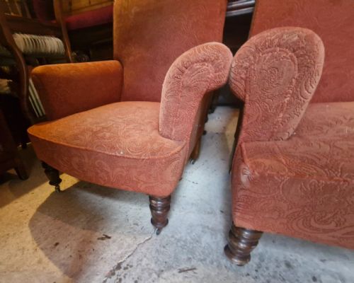 A CLOSE MATCHED PAIR OF UPHOLSTERED ARMCHAIRS - ADDITIONAL PHOTO 4