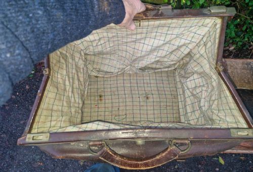 2 LATE VICTORIAN LEATHER BAGS - ADDITIONAL PHOTO 4