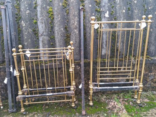 PAIR OF LATE VICTORIAN BRASS SINGLE BEDS WITH IRONS - ADDITIONAL PHOTO 5