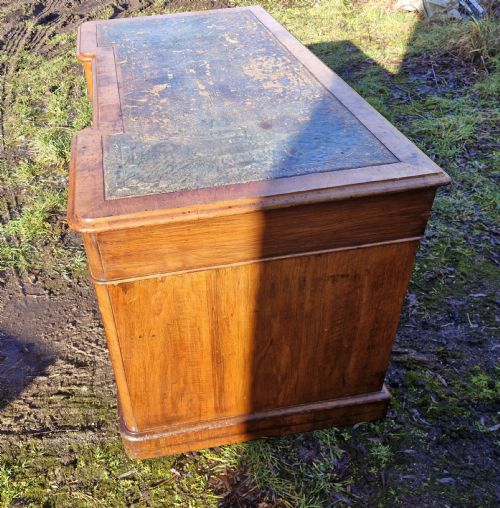 VICTORIAN WALNUT KNEEHOLE BREAKFRONT PEDESTAL DESK - ADDITIONAL PHOTO 2