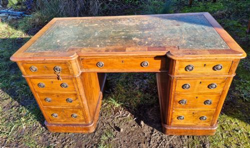 VICTORIAN WALNUT KNEEHOLE BREAKFRONT PEDESTAL DESK - ADDITIONAL PHOTO 5