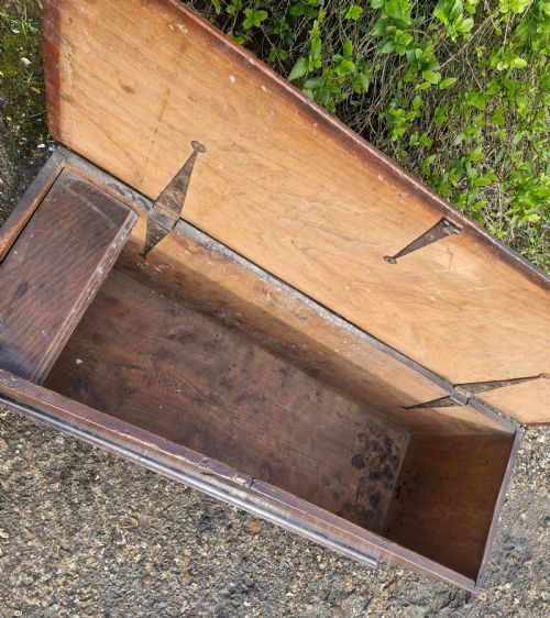 18TH CENTURY ELM COFFER CHEST - ADDITIONAL PHOTO 2