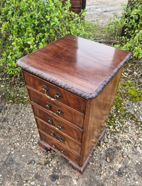 LATE VICTORIAN NARROW MAHOGANY CHEST OF DRAWERS WITH HOBBS LOCKS - ADDITIONAL PHOTO 5