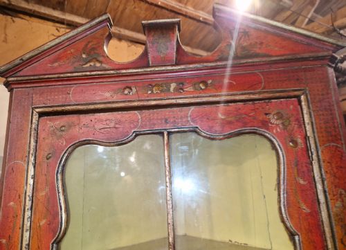 VERY PRETTY DOCORATED CORNER CABINET - ADDITIONAL PHOTO 9