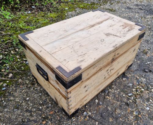LATE VICTORIAN PINE TRAVELLING TRUNK - ADDITIONAL PHOTO 5