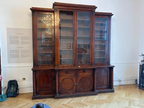 LARGE REGENCY MAHOGANY BREAKFRONT FRONT LIBRARY BOOKCASE - ADDITIONAL PHOTO 1