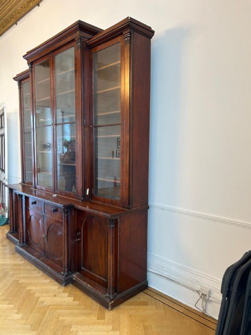 LARGE REGENCY MAHOGANY BREAKFRONT FRONT LIBRARY BOOKCASE - ADDITIONAL PHOTO 3