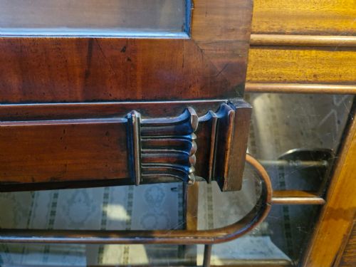 LARGE REGENCY MAHOGANY BREAKFRONT FRONT LIBRARY BOOKCASE - ADDITIONAL PHOTO 4