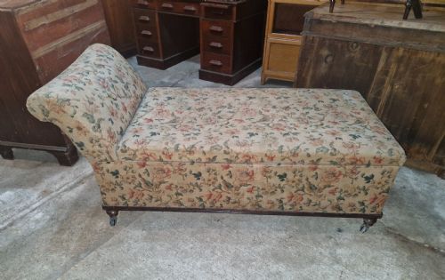 VICTORIAN COUNTRY HOUSE FREESTANDING BOX OTTOMAN DAY BED ON TURNED LEGS AND CASTORS - ADDITIONAL PHOTO 1