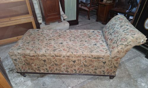 VICTORIAN COUNTRY HOUSE FREESTANDING BOX OTTOMAN DAY BED ON TURNED LEGS AND CASTORS - ADDITIONAL PHOTO 2