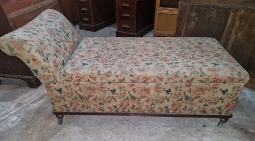 VICTORIAN COUNTRY HOUSE FREESTANDING BOX OTTOMAN DAY BED ON TURNED LEGS AND CASTORS - ADDITIONAL PHOTO 3