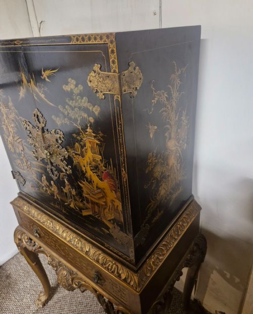 GOOD QUALITY LACQUERED 2 DOOR CABINET ON STAND - ADDITIONAL PHOTO 13