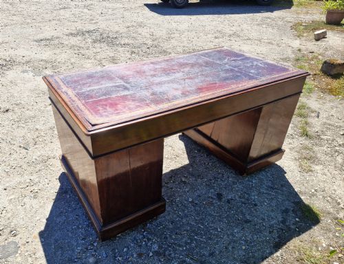 LARGE 19TH CENTURY MAHOGANY KNEEHOLE PEDESTAL WRITING DESK - ADDITIONAL PHOTO 3