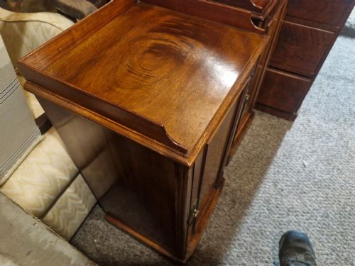 A VERY NEAR PAIR OF MAHOGANY BEDSIDE CABINETS - ADDITIONAL PHOTO 1