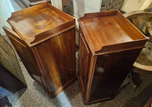 A VERY NEAR PAIR OF MAHOGANY BEDSIDE CABINETS - ADDITIONAL PHOTO 2