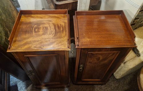 A VERY NEAR PAIR OF MAHOGANY BEDSIDE CABINETS - ADDITIONAL PHOTO 3