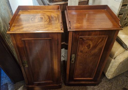 A VERY NEAR PAIR OF MAHOGANY BEDSIDE CABINETS - ADDITIONAL PHOTO 4
