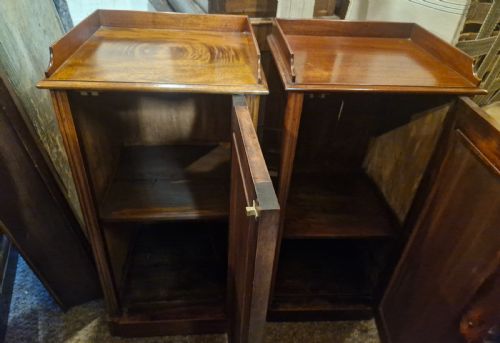 A VERY NEAR PAIR OF MAHOGANY BEDSIDE CABINETS - ADDITIONAL PHOTO 6