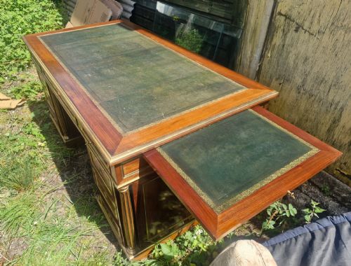 GOOD 19TH CENTURY BRASS BANDED AND INLAID MAHOGANY PEDESTAL WRITING DESK - ADDITIONAL PHOTO 7