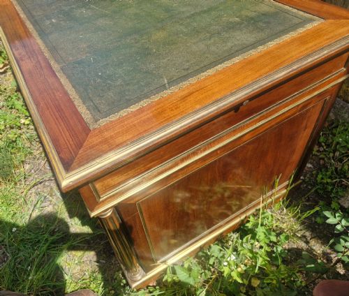 GOOD 19TH CENTURY BRASS BANDED AND INLAID MAHOGANY PEDESTAL WRITING DESK - ADDITIONAL PHOTO 8
