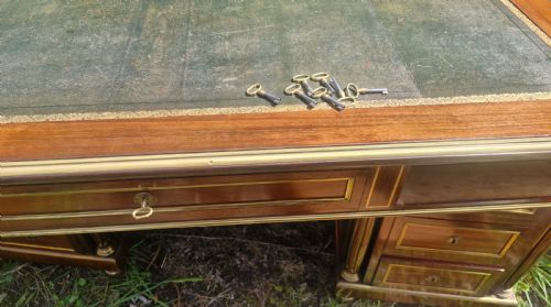 GOOD 19TH CENTURY BRASS BANDED AND INLAID MAHOGANY PEDESTAL WRITING DESK - ADDITIONAL PHOTO 1