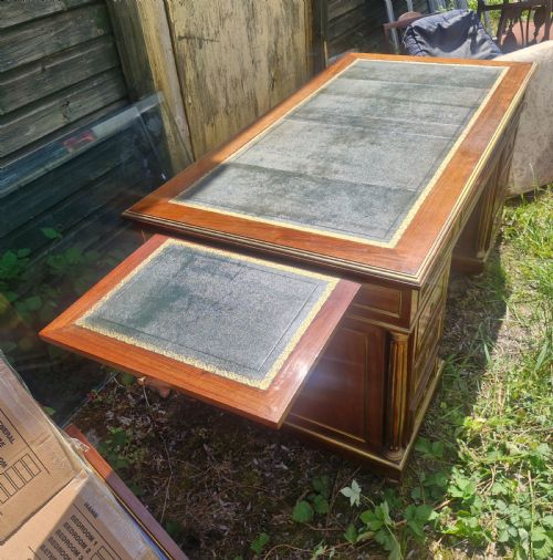 GOOD 19TH CENTURY BRASS BANDED AND INLAID MAHOGANY PEDESTAL WRITING DESK - ADDITIONAL PHOTO 5