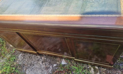 GOOD 19TH CENTURY BRASS BANDED AND INLAID MAHOGANY PEDESTAL WRITING DESK - ADDITIONAL PHOTO 15