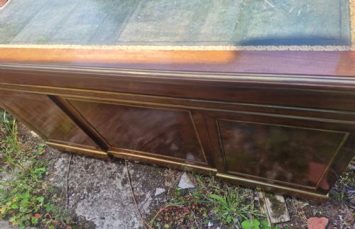 GOOD 19TH CENTURY BRASS BANDED AND INLAID MAHOGANY PEDESTAL WRITING DESK - ADDITIONAL PHOTO 23