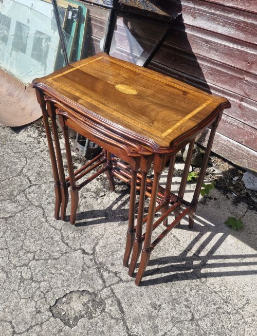 nest of 3 inlaid mahogany occasional tables - CATEGORY: ANTIQUE TABLES - DATED EDWARDIAN