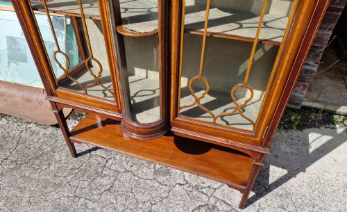 EDWARDIAN INLAID MAHOGANY BIJOUTERIE DISPLAY CABINET IN GOOD CONDITION - ADDITIONAL PHOTO 2
