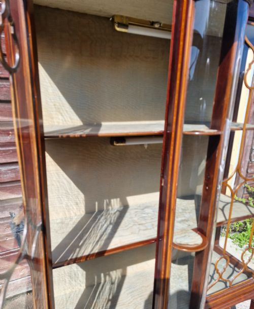 EDWARDIAN INLAID MAHOGANY BIJOUTERIE DISPLAY CABINET IN GOOD CONDITION - ADDITIONAL PHOTO 4