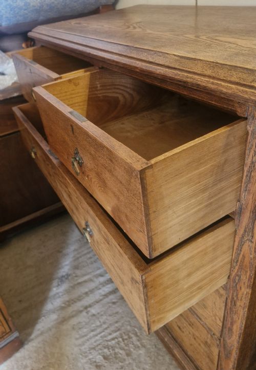 LATE VICTORIAN SOLID OAK ARTS AND CRAFTS CHEST OF DRAWERS - ADDITIONAL PHOTO 2
