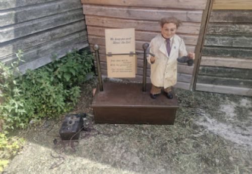 UNUSUAL AND RARE AUTOMATED COBBLERS SHOP DISPLAY MODEL - ADDITIONAL PHOTO 2