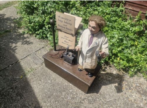 UNUSUAL AND RARE AUTOMATED COBBLERS SHOP DISPLAY MODEL - ADDITIONAL PHOTO 7
